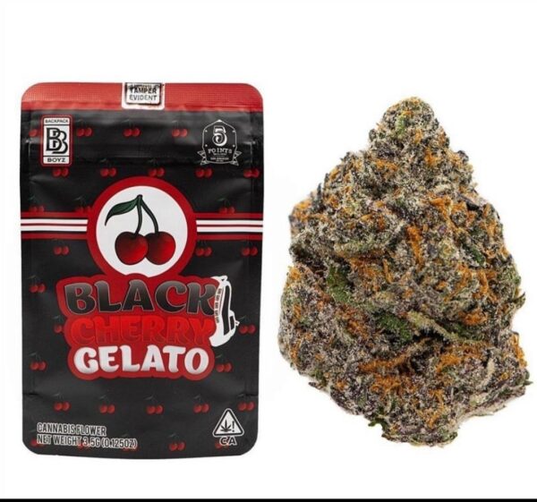 photo_2026-08-27_20-30-40 Black Cherry Gelato Cannabisblüte neben schwarzer Produktverpackung mit Kirschmotiv